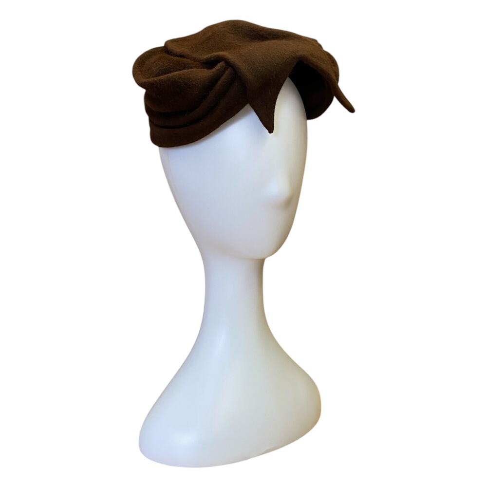 1940s Jeanne Tete Brown Wool Felt Perch Hat – Sculptural Tilt Style